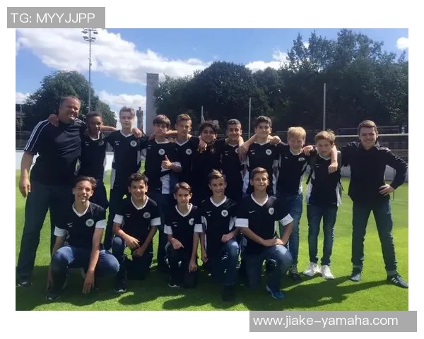 中国足球小将与球星同框合照 展现梦想与荣耀的传承与碰撞 中国足球小将与球星同框合照 展现梦想与荣耀的传承与碰撞