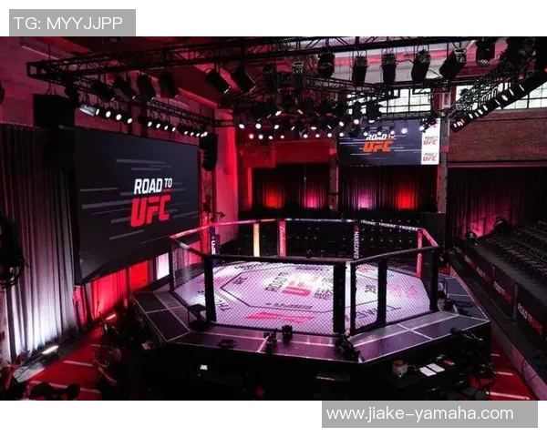 足坛巨星惊喜亮相UFC赛场引发观众热烈欢呼与跨界热议 足坛巨星惊喜亮相UFC赛场引发观众热烈欢呼与跨界热议