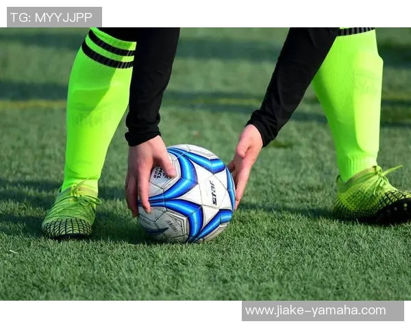 足球巨星发福对比:从巅峰到膺品的身形变迁与健康影响分析 足球巨星发福对比:从巅峰到膺品的身形变迁与健康影响分析