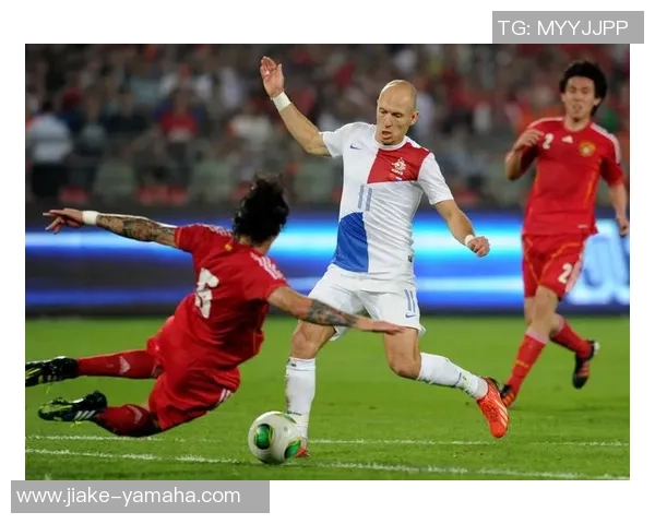 《从绿茵场到世界舞台：书写足球传奇的球星人生与荣耀》