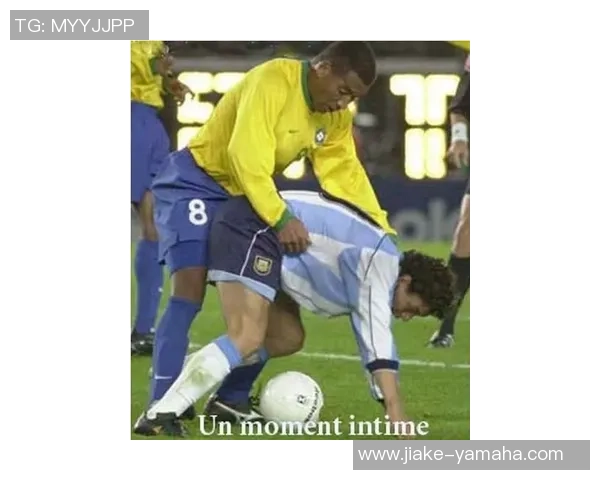 足球巨星与跨界明星同框合影展现不同领域的精彩碰撞与友谊时刻 足球巨星与跨界明星同框合影展现不同领域的精彩碰撞与友谊时刻